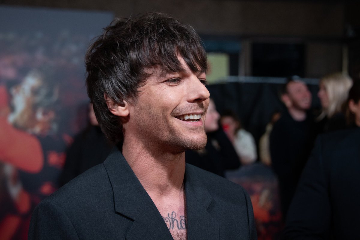 LouisArgHQ2's tweet photo. (36) Louis en la alfombra roja de #AllOfThoseVoices dando entrevistas !!❤️‍🔥❤️‍🔥 https://t.co/bf6C9wxGay