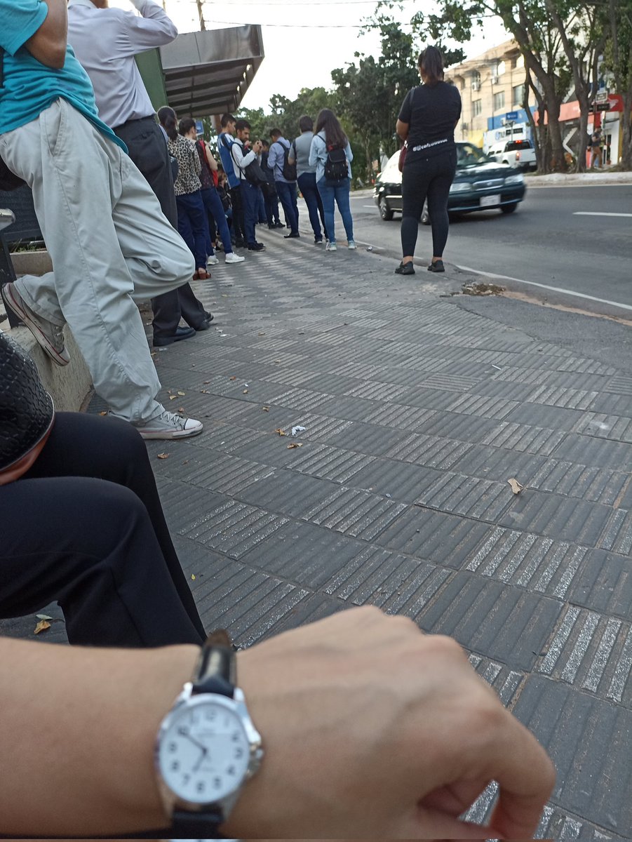 Desde las 18:10 esperando sobre Mcal. López y los buses simplemente ya no se quedan, no abren la puerta porque ya no tienen lugar. Para cuando llegue a mi casa tengo que preparar mis cosas, dormir y volver otra vez <a href="/diegomarini/">Diego Marini</a> <a href="/MagnoLinea12/">Magno Línea 12</a>  te odio <a href="/cesarruizdiaz09/">Cesar Ruiz Diaz.'.</a>