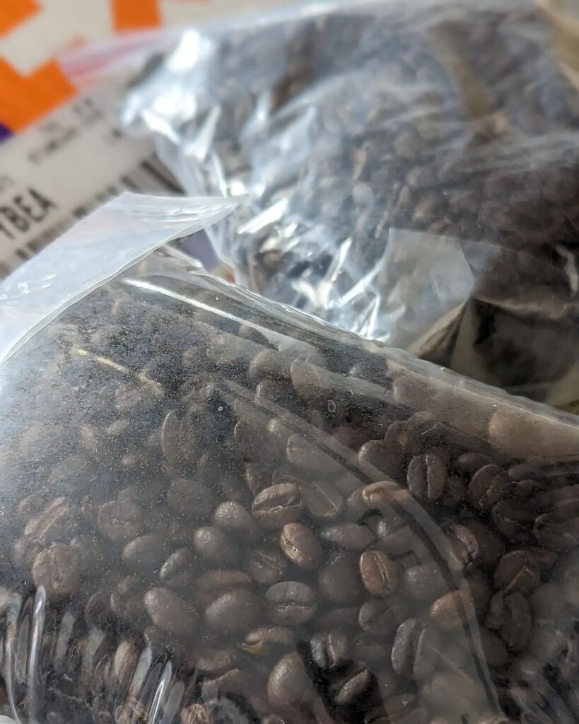 johnratz's tweet photo. When friends visit the Blue Mountains of Jamaica and think of you! #bluemountaincoffee https://t.co/54xN2wP476 https://t.co/5YYwfc92nt