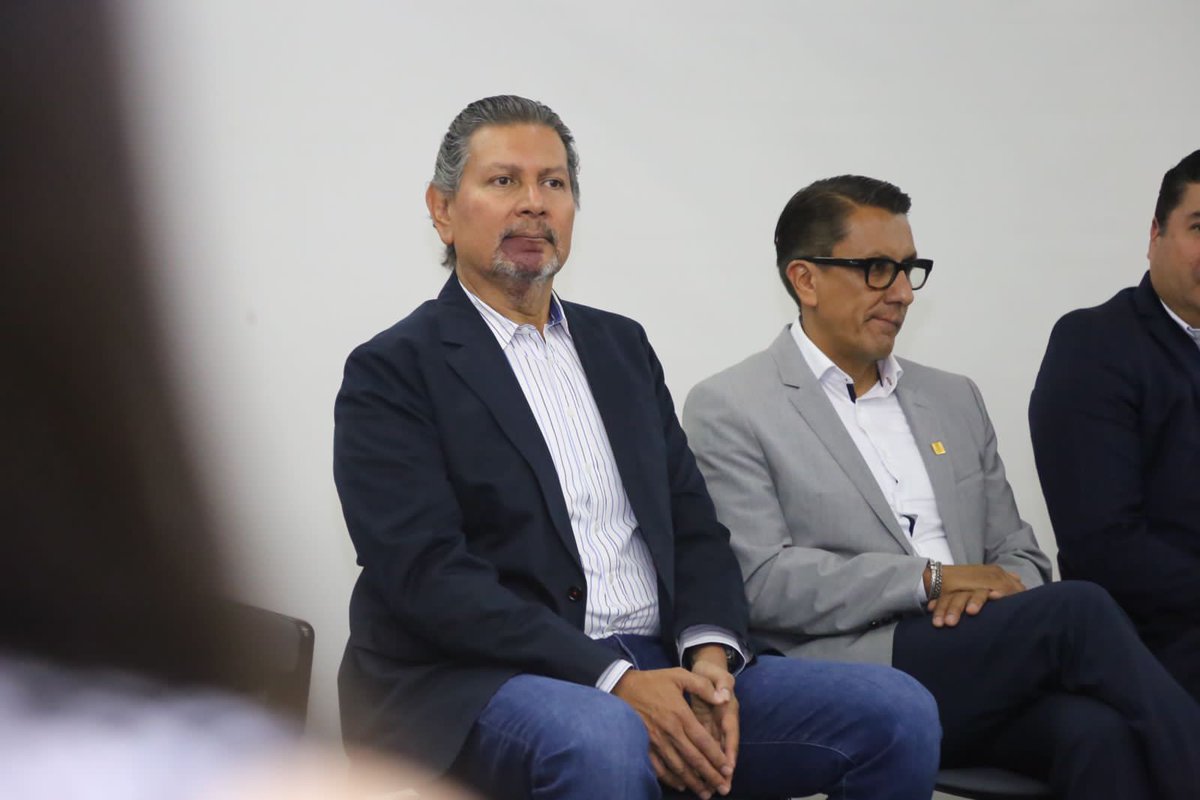 JavierCedenoS's tweet photo. Crecemos desde la colaboración y la vinculación. 
Un gusto poder participar en la reunión “Hagamos Negocios”,  con el fin de vincularnos con empresarios de Querétaro y juntos seguir haciendo que crezca #Morelia. 
#MoreliaCrecePorTi https://t.co/OY61d7LpBZ