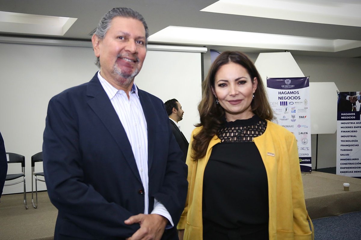 JavierCedenoS's tweet photo. Crecemos desde la colaboración y la vinculación. 
Un gusto poder participar en la reunión “Hagamos Negocios”,  con el fin de vincularnos con empresarios de Querétaro y juntos seguir haciendo que crezca #Morelia. 
#MoreliaCrecePorTi https://t.co/OY61d7LpBZ