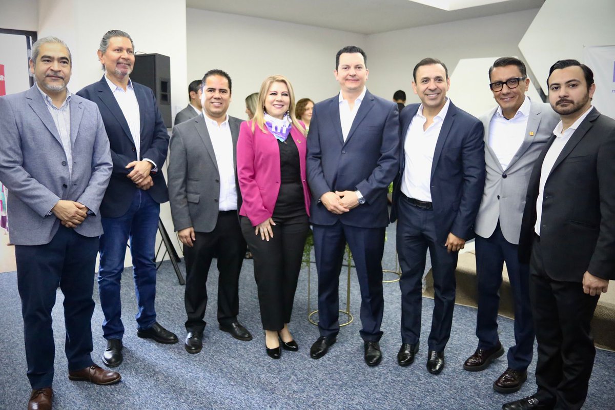 JavierCedenoS's tweet photo. Crecemos desde la colaboración y la vinculación. 
Un gusto poder participar en la reunión “Hagamos Negocios”,  con el fin de vincularnos con empresarios de Querétaro y juntos seguir haciendo que crezca #Morelia. 
#MoreliaCrecePorTi https://t.co/OY61d7LpBZ