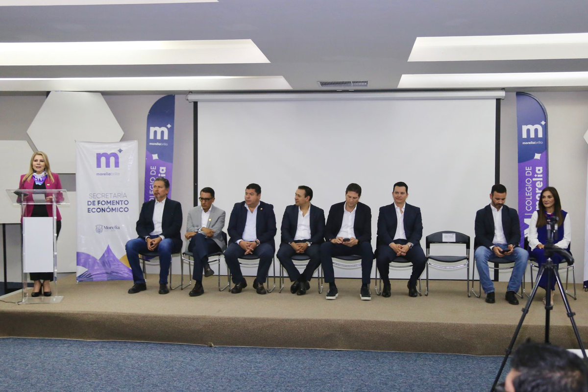 JavierCedenoS's tweet photo. Crecemos desde la colaboración y la vinculación. 
Un gusto poder participar en la reunión “Hagamos Negocios”,  con el fin de vincularnos con empresarios de Querétaro y juntos seguir haciendo que crezca #Morelia. 
#MoreliaCrecePorTi https://t.co/OY61d7LpBZ