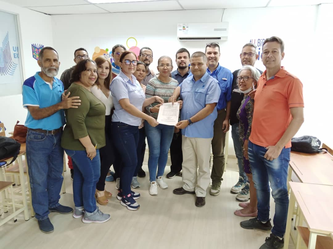#Hoy en  la <a href="/uney_oficial/">UNEY</a> la Comisión designada por el Consejo Universitaro, entregó  el proyecto de Reglamento Electoral para su aprobación e iniciar  la nueva elección del Cogobierno Adelante! @TibisayLucena8 <a href="/AndresEloyRuizA/">Andrés Eloy Ruiz</a> <a href="/JLEONYARA/">JULIO LEÓN</a> <a href="/PrensaUney/">Prensa UNEY</a>