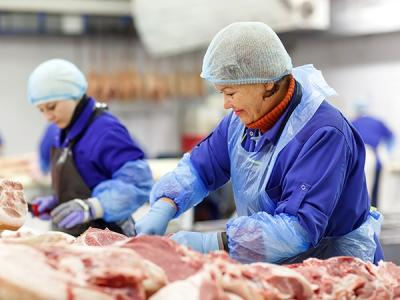 Ellen from the Philippines came to Australia for work

Ellen left her 2 young children in Manila to work as a meatpacker in an abattoir and to send money back home to secure their future. She missed them everyday💔
9/n