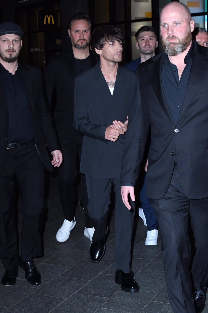 LouisArgHQ2's tweet photo. (37) Louis llegando a la premiere hace unas horas!! 🫶🏻😊

#AllOfThoseVoices https://t.co/rjvwyc4199