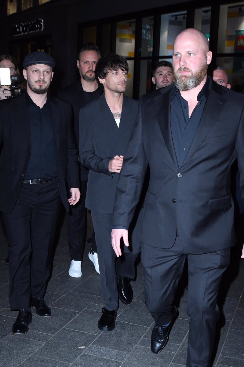 LouisArgHQ2's tweet photo. (37) Louis llegando a la premiere hace unas horas!! 🫶🏻😊

#AllOfThoseVoices https://t.co/rjvwyc4199