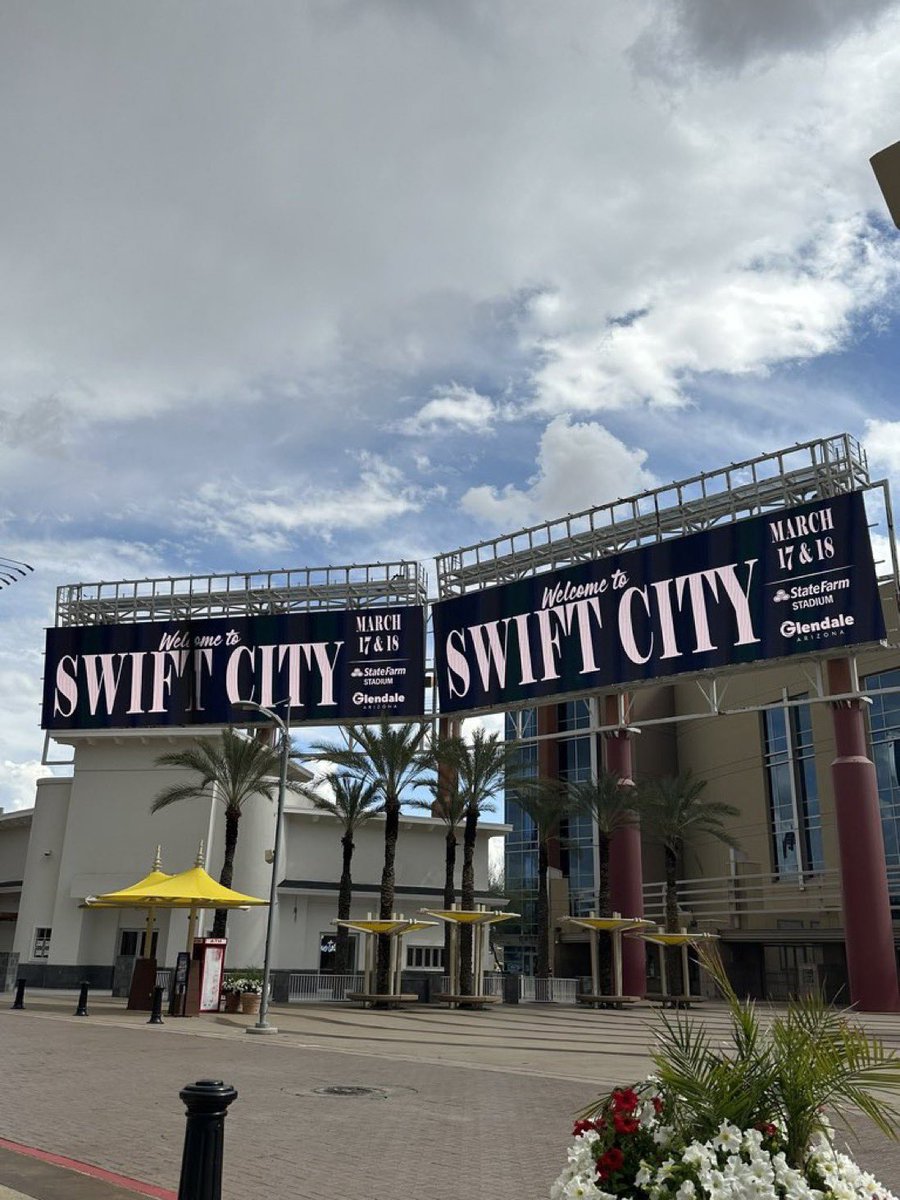 swifferupdates's tweet image. 📸 | “Welcome to Swift City” billboards at @StateFarmStdm  (via @Mr_Swift1594)