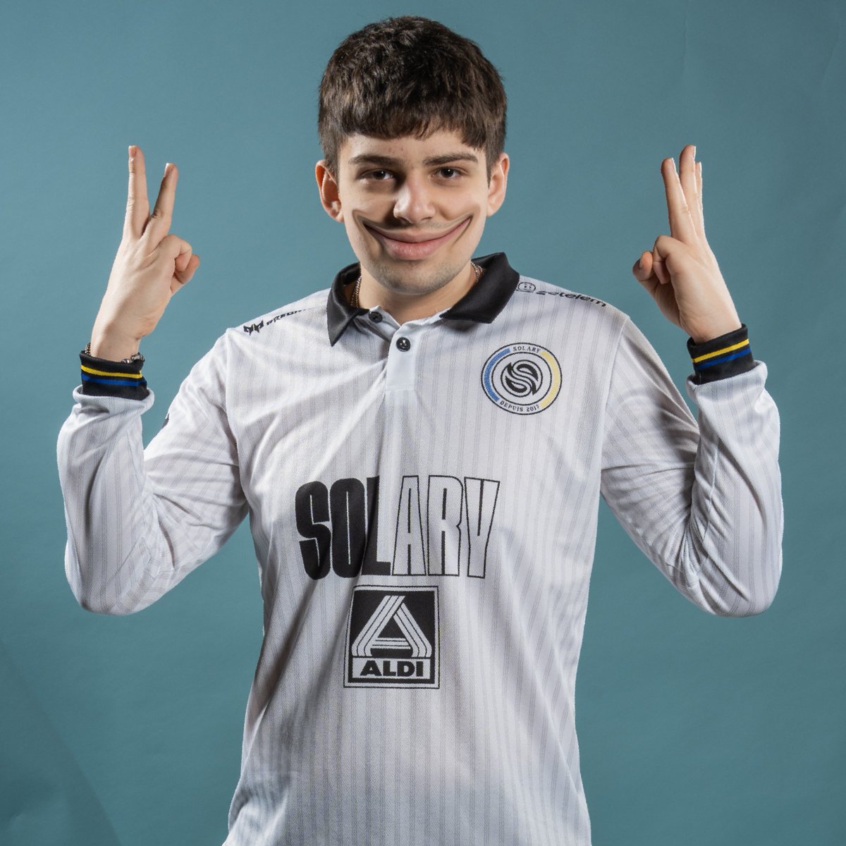 SolaryTV's tweet image. Un troisième MVP pour @TakeSet1 mais ce soir le créateur d'highlights c'est bien lui !

Tout achat de Maillot 2023 = un drapeau offert 💛💙 #SLYWIN 

🛒solaryshop.com/collections/ma…