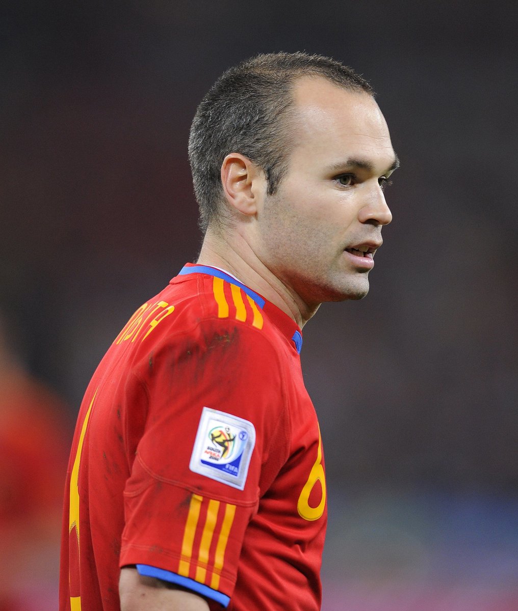 _BeFootball's tweet photo. Zidane : « Iniesta ? On ne parle plus du Barça ou du Real Madrid, on parle d’un joueur de foot qui a fait rêver tout le monde. Je l’ai admiré. Le Ballon d'Or ? C’est vrai qu’il l’aurait mérité, surtout en 2010 quand il gagne le Mondial. Il avait fait une année exceptionnelle ». https://t.co/rpxt9Ppofd