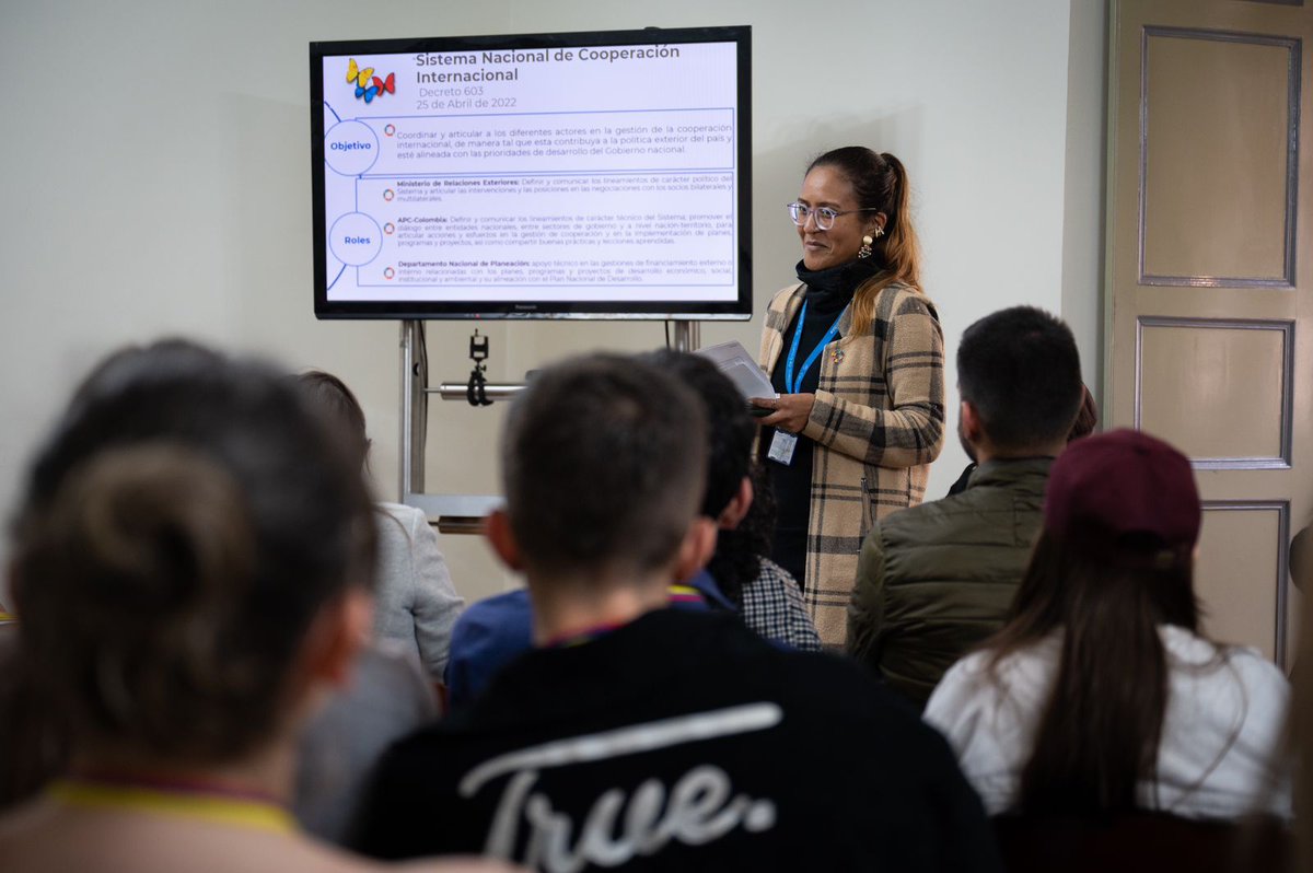 CancilleriaCol's tweet photo. La cooperación Sur Sur se posiciona y se profesionaliza desde casa. La Cancillería, @APCColombia, y la @UdeAmerica, tuvieron un encuentro con estudiantes de Negocios y Economía, para conocer sobre el trabajo de Colombia con socios en el Sur Global. https://t.co/uCG48IDE6r