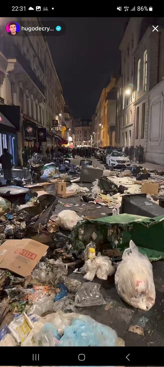 Les rues de #Paris. 
Quelle image de la France ! 
Des États-Unis, je regarde mon pays avec tristesse et j’ose espérer que les français raisonnés seront bien plus responsables que la partie gauche de la classe politique qui sème depuis des semaines au Parlement la chienlit menant