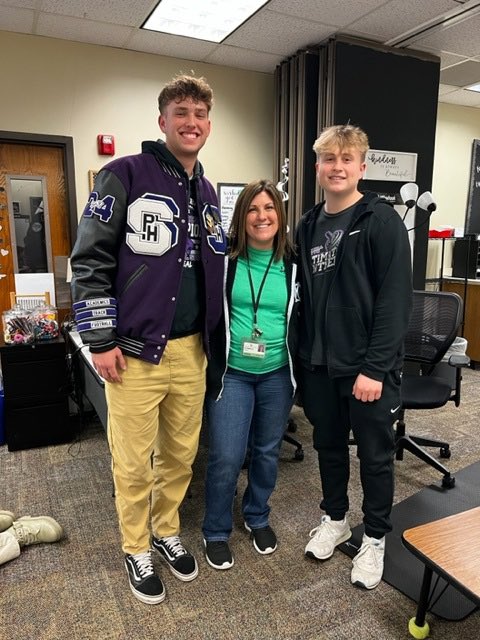 I got a chance to go visit one of my favorite teachers Mrs. Vorbeck, and her awesome 4th graders with my teammate <a href="/carterstrohm29/">Carter Strohm</a> ! I had a great time reading to them and talking about high school!
<a href="/PHSPantherFB/">Park Hill South FB</a> 
#ParkHillProud