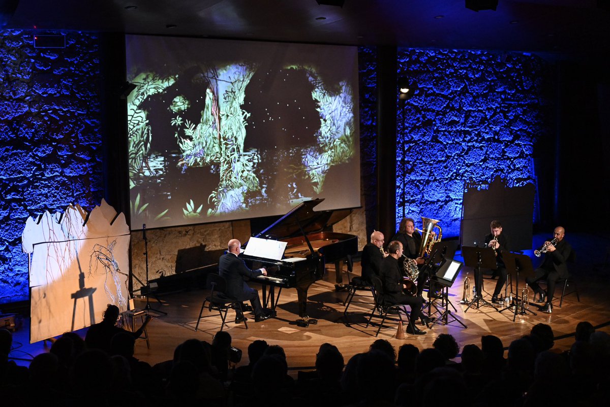 saco_oviedo's tweet photo. Momentos mágicos en #CIMCO con Albert Guinovart, Spanish Brass y Cristina Busto. Fantásticos compañeros para Jules Verne.

#saco9 

📷 @Ivan_Mar_Zenit https://t.co/II0WveRuAK