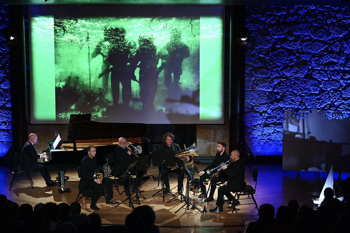 saco_oviedo's tweet photo. Momentos mágicos en #CIMCO con Albert Guinovart, Spanish Brass y Cristina Busto. Fantásticos compañeros para Jules Verne.

#saco9 

📷 @Ivan_Mar_Zenit https://t.co/II0WveRuAK