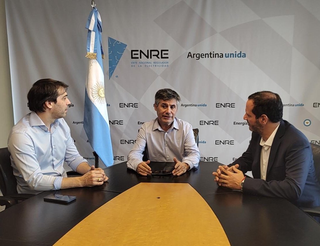 RamiroTrezza's tweet photo. Hoy le acerqué al interventor del ENRE @WalterMartello reclamos de vecinas y vecinos afectados por los constantes cortes de energía de Edesur, y junto a @fdangeloquilmes le transmitimos el total respaldo en las denuncias contra la empresa.

Es momento de decir basta. #FueraEdesur https://t.co/Mgz7Bw0WU7