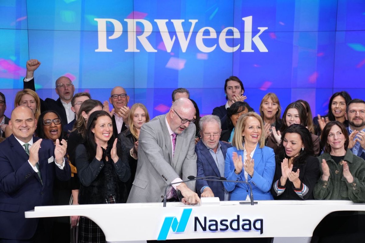 FINNPartners's tweet photo. Cheers to 25 years of @PRWeekUS! 🎉👏
@HelenCShelton, FINN's Global Chief Diversity Officer, was on hand to celebrate with industry colleagues and friends as PRWeek's Editor-in-Chief @Steve_J_Barrett rang the @Nasdaq opening bell yesterday. 

#PRWeek #PR #PRWeekUS https://t.co/DlFB3v0YAD