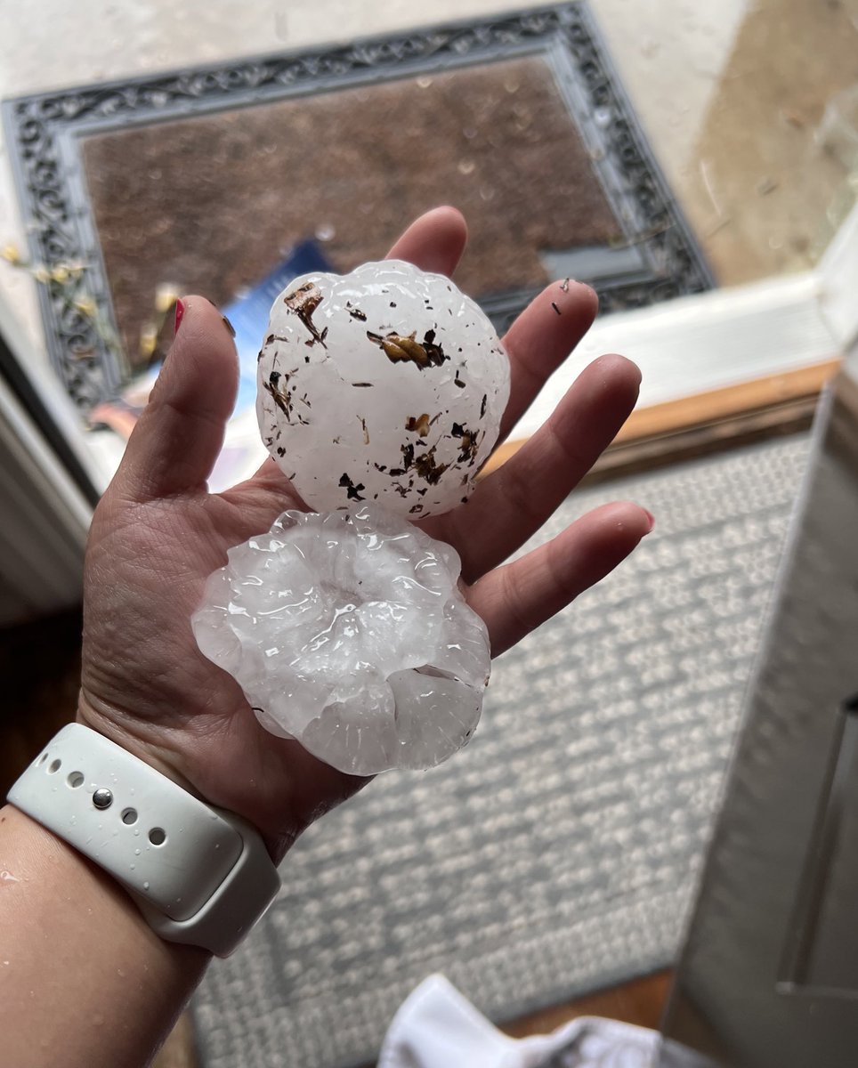ashacc7's tweet photo. Hail in Fort Worth by TCU @NBCDFWWeather @RickMitchellWX @NBCDFW #MarchStorms https://t.co/2z7xvanRJl