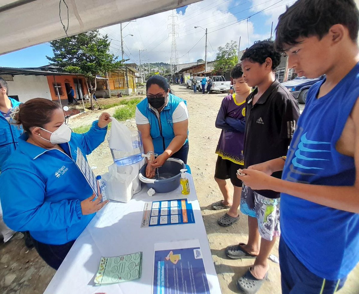 Salud_Guayas's tweet photo. Además se brindó información a la comunidad del sector, acerca de las medidas de prevención para evitar la leptopirosis 🐀, el correcto #LavadoDeManos🧴🤲🏽 y como eliminar los criaderos de mosquitos 🦟. https://t.co/8q3Jve5ctN