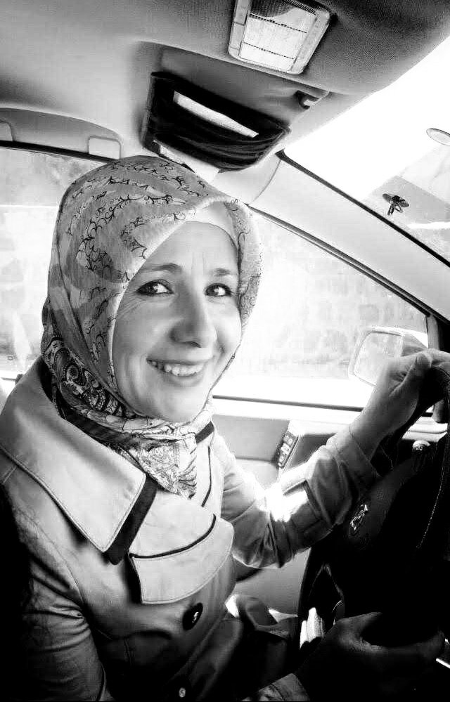 ANNEMİ UNUTMAYIN !

O ÇOK GÜZEL GÜLERDİ, KALBİ ÇOK GÜZELDİ, HAYATI HEP ÇABALAMAKLA GEÇTİ, BİZE İYİ BİR YAŞAM SAĞLAMAK İÇİN ÇOK YORULDU, PEYNİR YAPIP HARÇLIĞIMIZI ÇIKARIYORDU!

BİZ ANNEMİZİ ÇOK ÖZLEDİK!

#SiverekKatliamıİcinAdalet