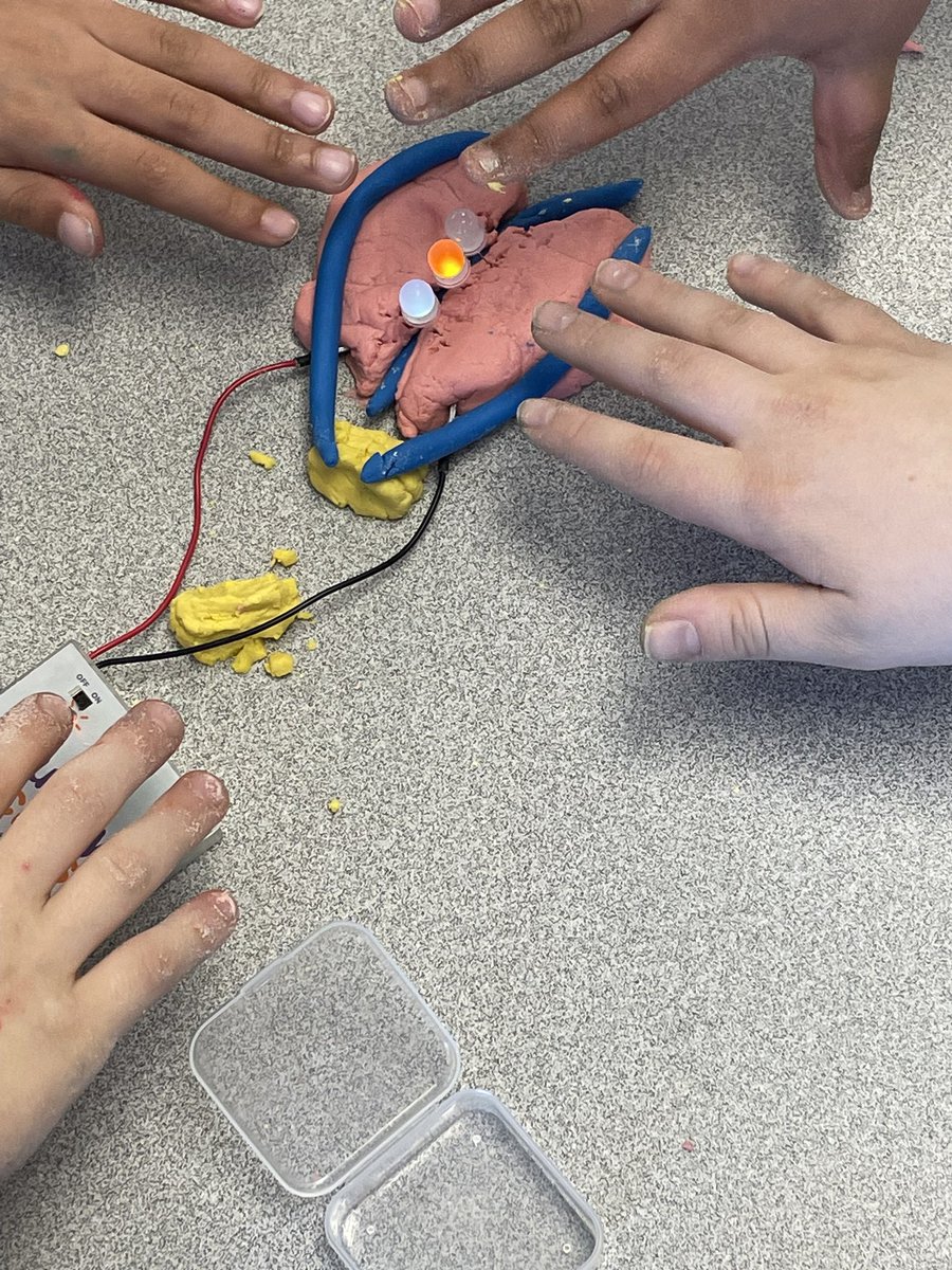 annabele19's tweet photo. FPSmathscience: Mrs. Wilson’s fourth graders using squishy circuits to explore electricity. @LaniganEagles https://t.co/Np0V4p55vX