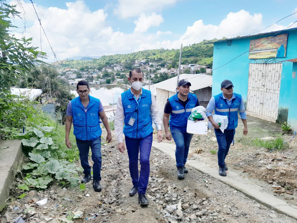Salud_Guayas's tweet photo. En el sector #SanFrancisco1, el equipo de #ControlVectorial de @Salud_Ec junto al personal de la @alcaldiagye, realizaron acciones de fumigación, abatizacion y desratización. Aquí el director del #Distrito09D08 @DrEduardoCedeno, hizo la entrega de toldos a personas vulnerables. https://t.co/utYkfBiCd5