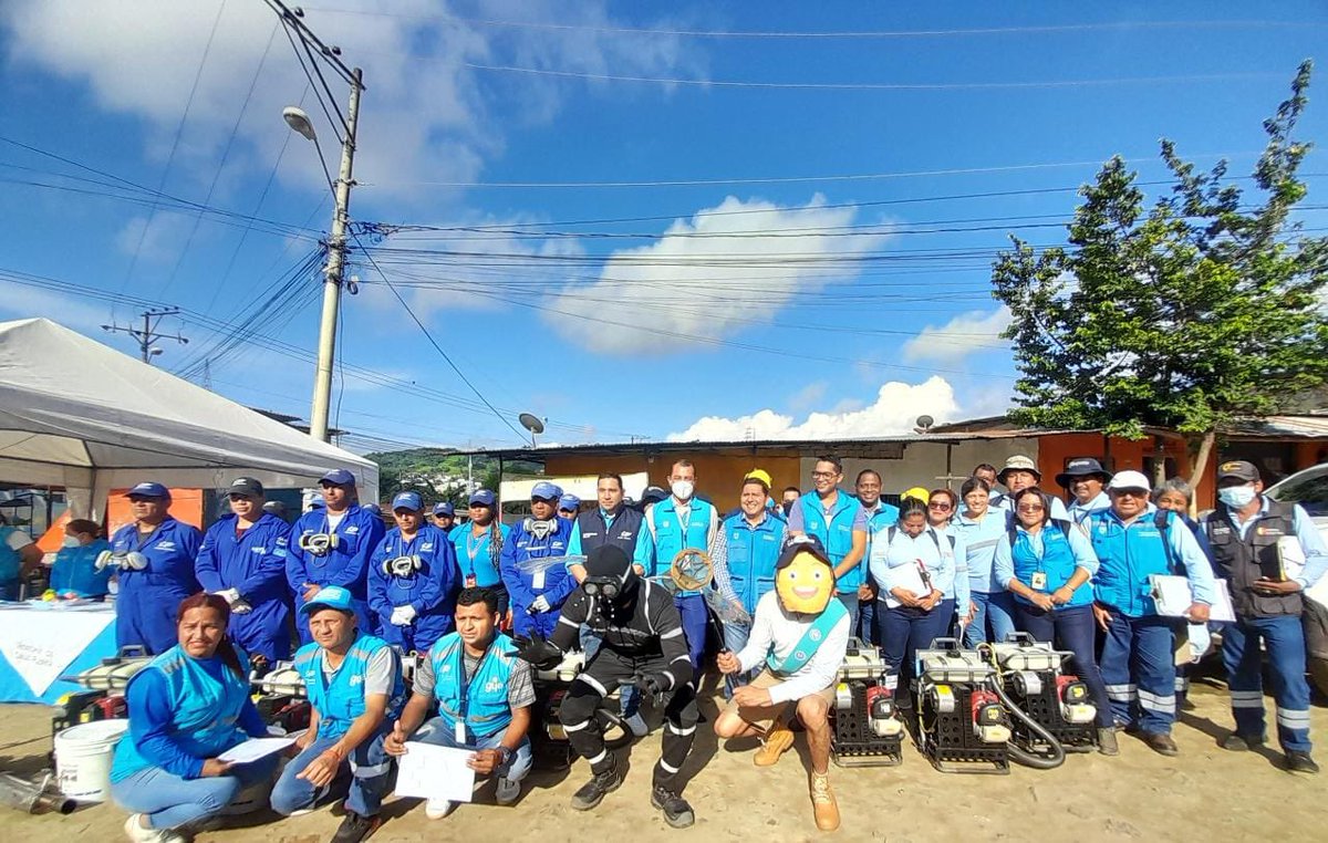 Salud_Guayas's tweet photo. En el sector #SanFrancisco1, el equipo de #ControlVectorial de @Salud_Ec junto al personal de la @alcaldiagye, realizaron acciones de fumigación, abatizacion y desratización. Aquí el director del #Distrito09D08 @DrEduardoCedeno, hizo la entrega de toldos a personas vulnerables. https://t.co/utYkfBiCd5