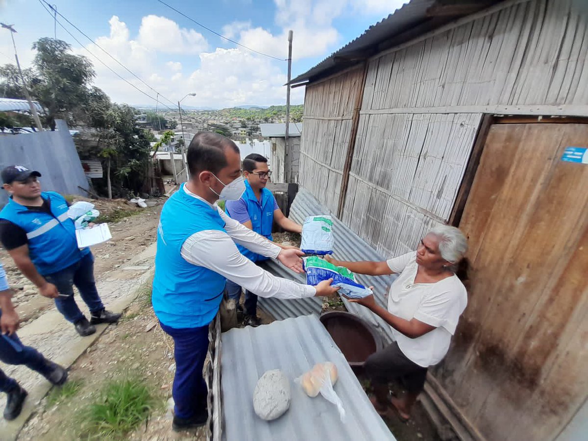 Salud_Guayas's tweet photo. En el sector #SanFrancisco1, el equipo de #ControlVectorial de @Salud_Ec junto al personal de la @alcaldiagye, realizaron acciones de fumigación, abatizacion y desratización. Aquí el director del #Distrito09D08 @DrEduardoCedeno, hizo la entrega de toldos a personas vulnerables. https://t.co/utYkfBiCd5