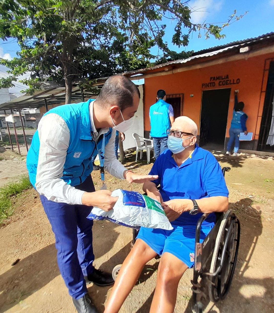 Salud_Guayas's tweet photo. En el sector #SanFrancisco1, el equipo de #ControlVectorial de @Salud_Ec junto al personal de la @alcaldiagye, realizaron acciones de fumigación, abatizacion y desratización. Aquí el director del #Distrito09D08 @DrEduardoCedeno, hizo la entrega de toldos a personas vulnerables. https://t.co/utYkfBiCd5