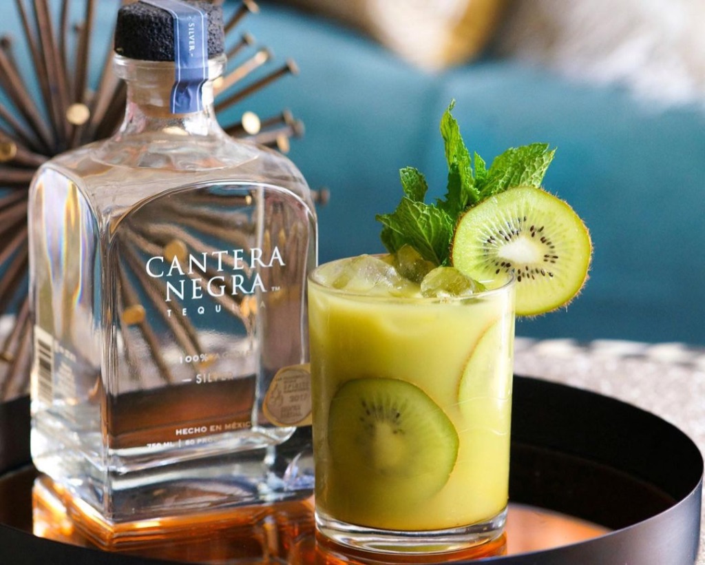 Here's a shamrock sipper from our amazing friend Nikka Shae that will ensure a Happy St. Patrick's Day!🍀Thank you again, Nikka! 📸@ohnikka
It's made with:
Cantera Negra Silver
Lime Juice
Muddled kiwi
Served over ice.