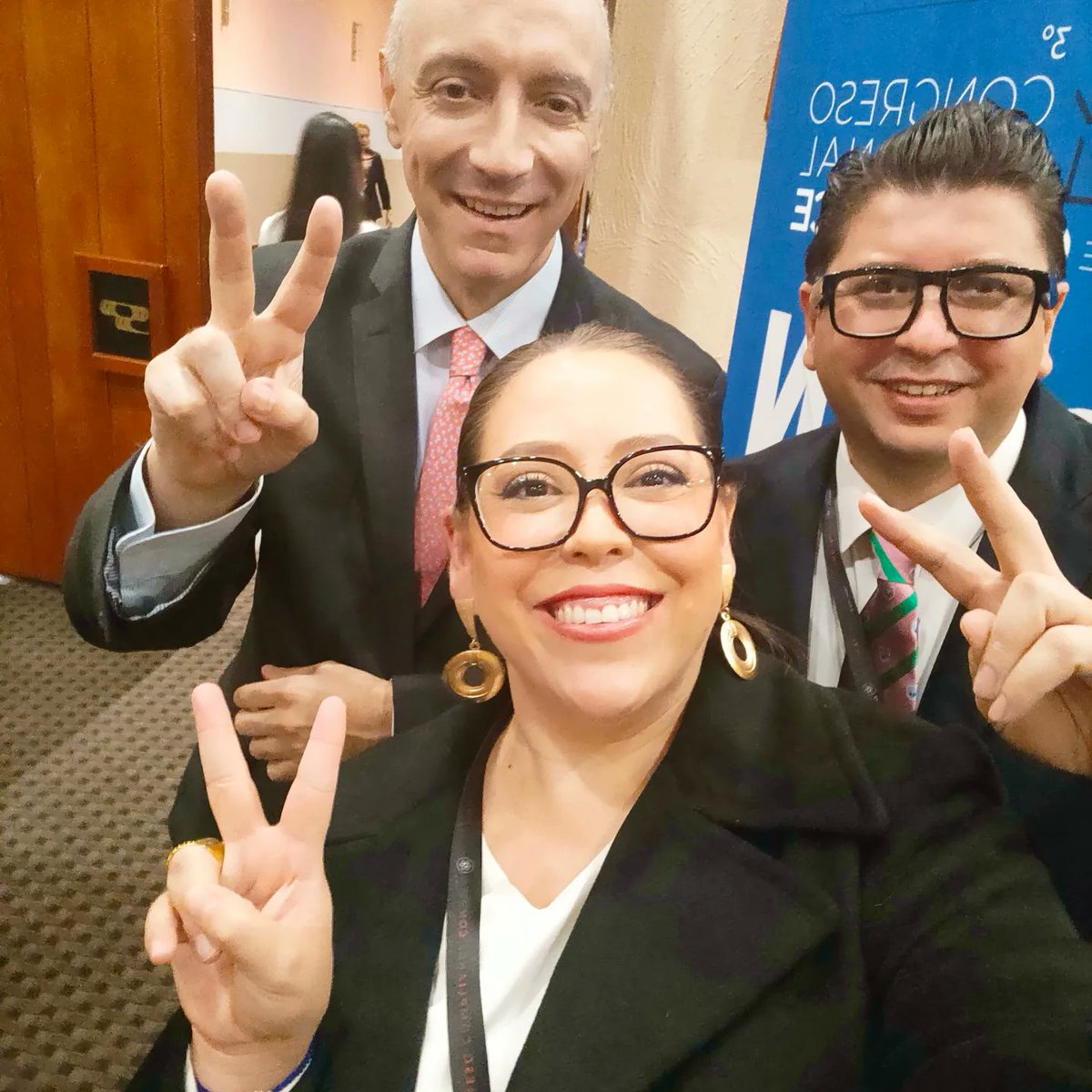DeniceMagana's tweet photo. Cumple del Profe Fav 🎂🙌🏼 @MiguelCarbonell Doctor! Solo le puedo desear un montón de cosas buenas y bonitas 🤩🎂🎁 que la vida le sonría, lo cuide y le regrese toda la inspiración que deja en cada uno de sus alumnos 😊. Tiene toda mi admiración y cariño 💖 gracias por tanto 🙏🏼😃 https://t.co/HcD6VrgLHV