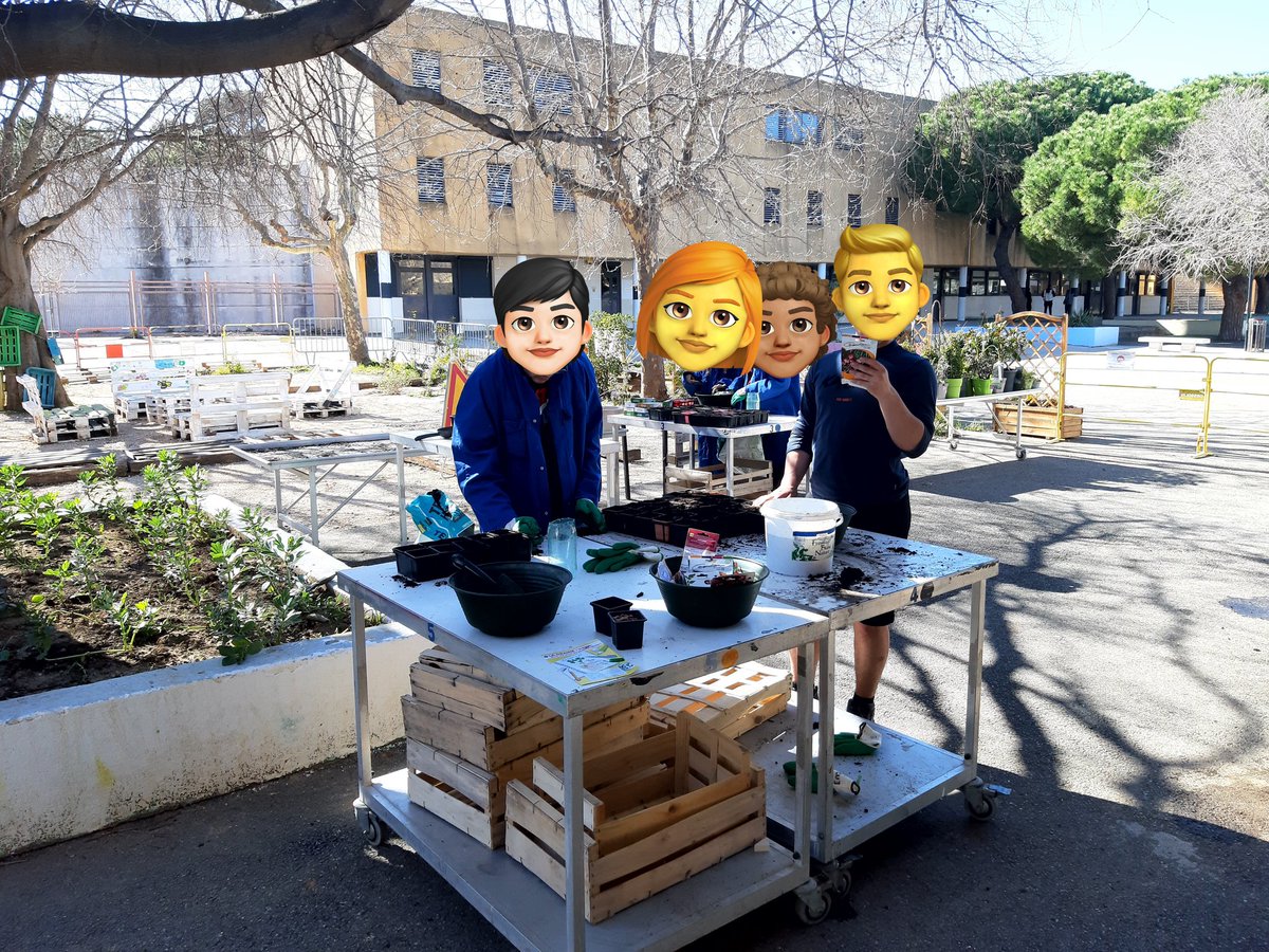 Quel plaisir de travailler de dehors 🌳🌻et d'apprécier la douceur printanière 🌞. Les 4.1 Segpa ERE, aménagent un potager-paysager 🥬🍅🍆 au service de toute la communauté éducative. 🙏🏼 les 4.1 pour votre implication, motivation et votre engagement 👍🏽.