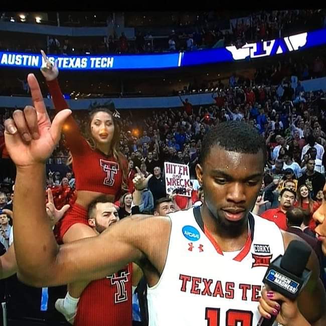 GruvyGurl's tweet photo. Who doesn't love #MarchMadness??? Remember when @K3vans12 held his #GunsUp thru the whole post-WIN interview while The Matador Song played? I'm right under that sign behind Keenan! If you enjoyed this #MarchMoment, please vote for @gruvygurl! #GetGruvy
https://t.co/ISEnCVBAOU https://t.co/s6anuTt1ft
