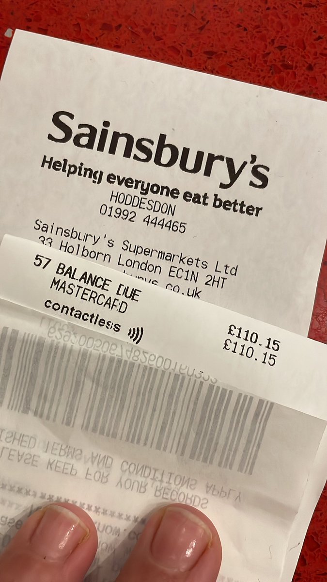 mrsclaudiarose's tweet photo. @Morrisons Hoddesdon EN11 branch shuts their largest section of car park at 4:30 (shop shuts at 10) not a single space available in their smaller car park, just cars tailing around in circles! Wonder how many others got fed up and shopped elsewhere! https://t.co/e4ByPFcDKA