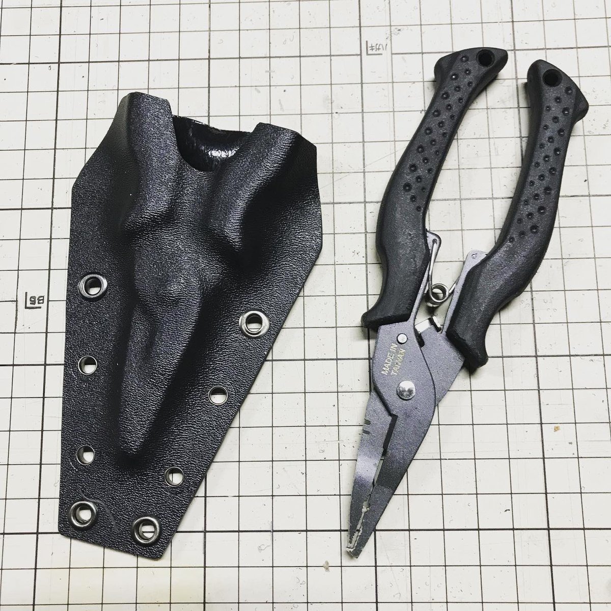 353crew's tweet photo. プライヤーのケースをカイデックスにて作成
やっぱりハトメが難しいので
ベルクロで隠してしまう
パラコードで止めてフォーセップを挿入
うんいい感じだない♪
#subroc #カイデックス https://t.co/DN9U451pCP