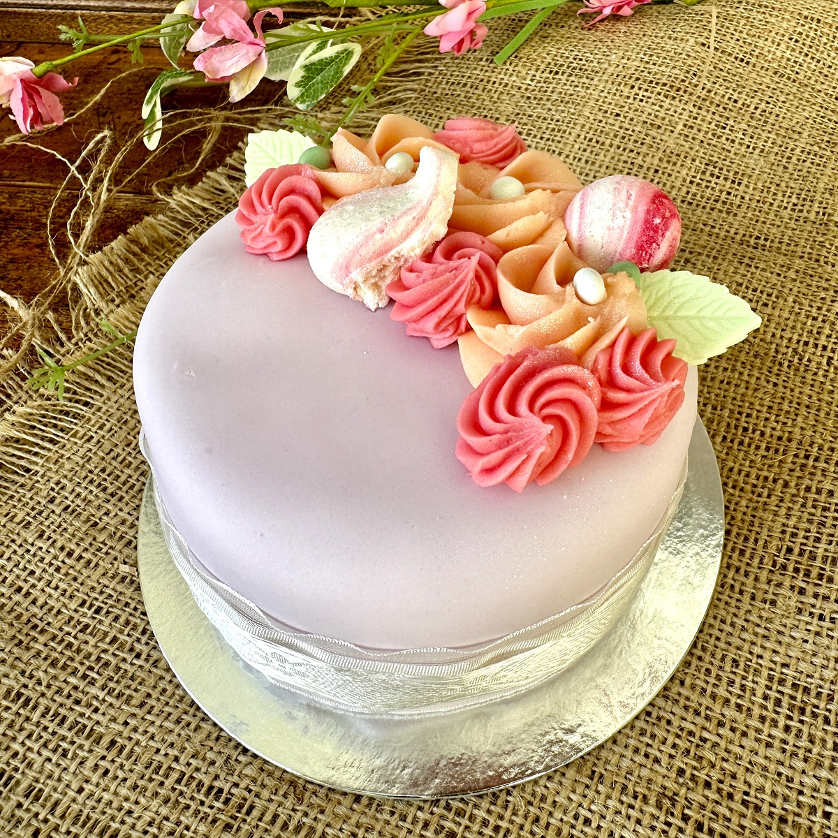 BothamsofWhitby's tweet photo. #loveyoumum💗
These beautiful #MothersDay Cakes will be available in our local shops from TOMORROW! 🥰
Price £10.75 | Available Friday 17 and Saturday 18 March
#bothams #whitby #cake #cakeformum #mum #motheringsunday #shoplocal #lovecake #lovemum #specialperson https://t.co/kcJLrrSHWt