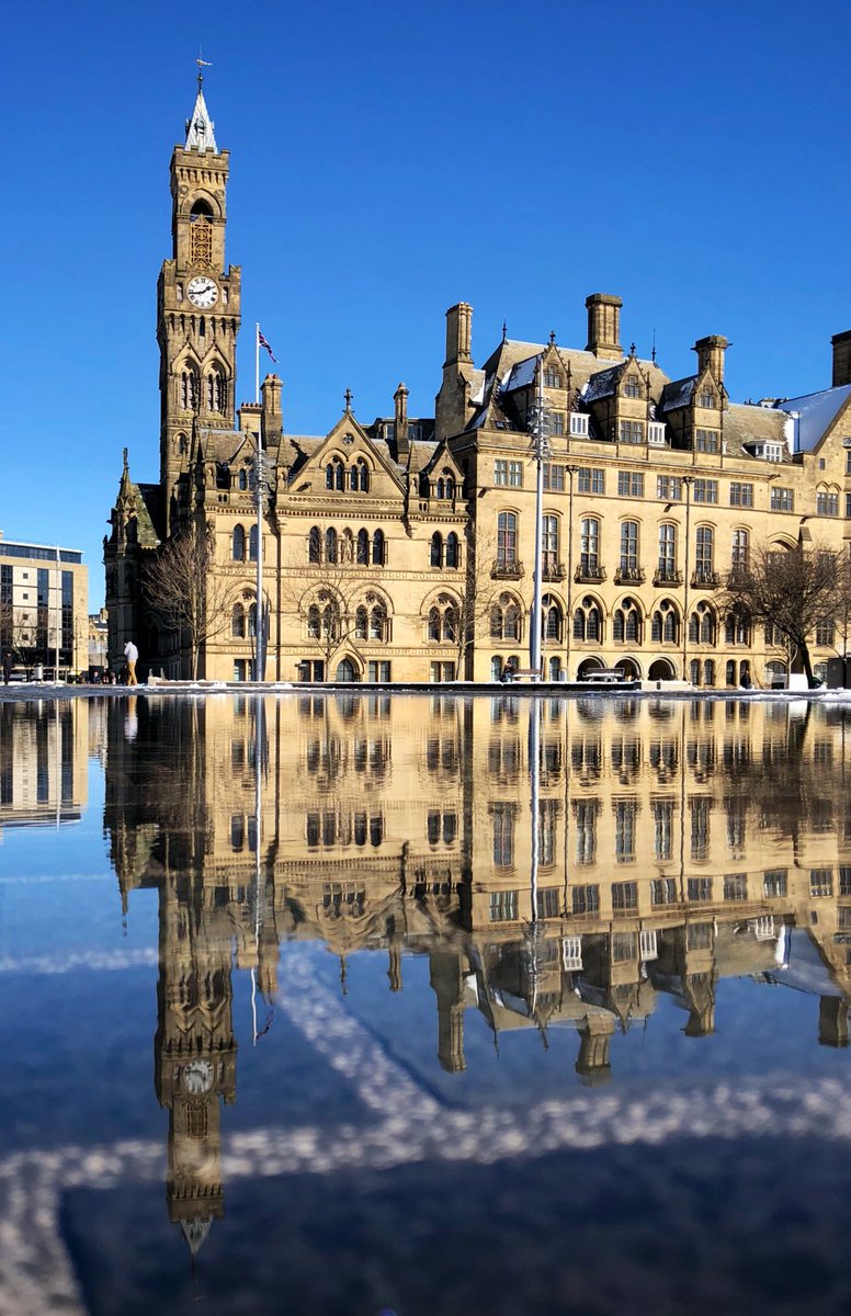 appertunity's tweet photo. #bradford @CityParkBD City Hall #reflections #mirrorpool https://t.co/HZYZBqmJyf