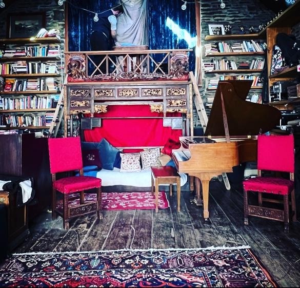 Amanda Palmer 🎹 https://home.social/@amandapalmer (@amandapalmer) on Twitter photo 2023-03-16 18:14:24 A ton of my friends are in town, so: SPONTANEOUS LIVING ROOM LIVE STREAM! TOMORROW, 5pm EST. Open to all patrons ($1+ to join). Feat. @fathernathan, Sophie Strand, @sxipshirey, @findingcoco, Gracie Coates, @hollymiranda & a VERY special guest. Join/Info: patreon.com/posts/80073249 A ton of my friends are in town, so: SPONTANEOUS LIVING ROOM LIVE STREAM! TOMORROW, 5pm EST. Open to all patrons ($1+ to join). Feat. @fathernathan, Sophie Strand, @sxipshirey, @findingcoco, Gracie Coates, @hollymiranda & a VERY special guest. Join/Info: patreon.com/posts/80073249