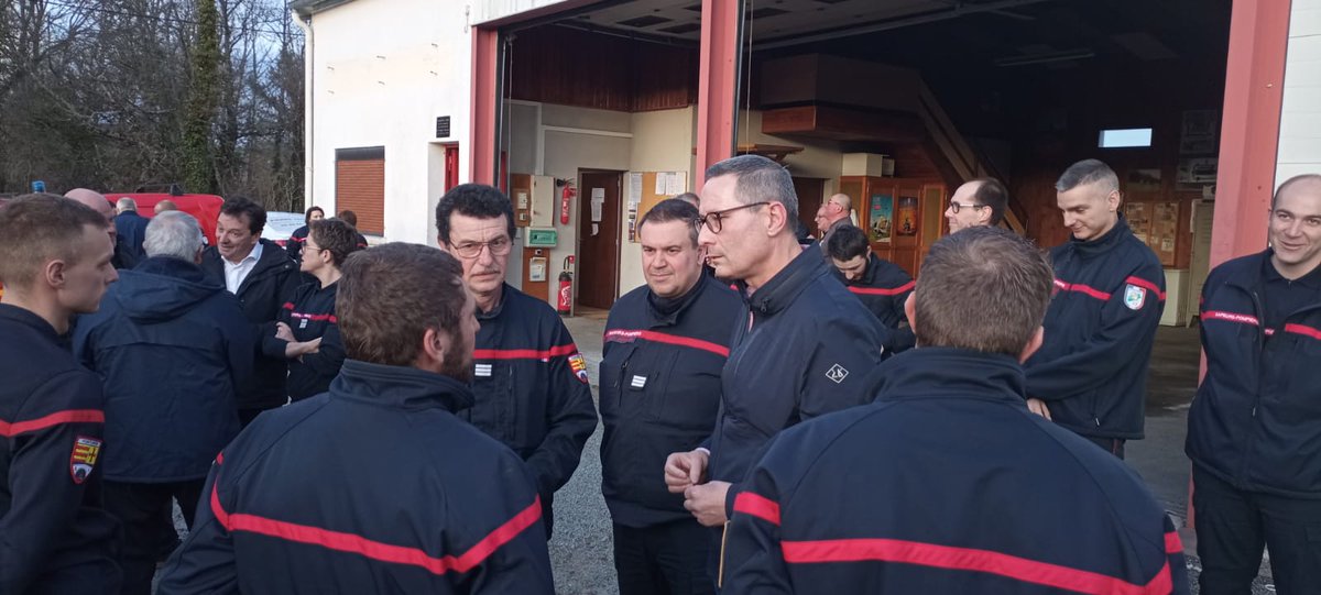 SDIS23's tweet photo. Rencontre avec les sapeurs-#pompiers de Pontarion en présence du Président du CA du @SDIS23, de la cheffe de Corps, des Présidents des @PompiersFR et @udsp23. L'occasion de saluer leur engagement, les soutenir, alors que certains étaient eux-mêmes impactés par la #tornade.
👏👏👏 https://t.co/4lXyID6DVC