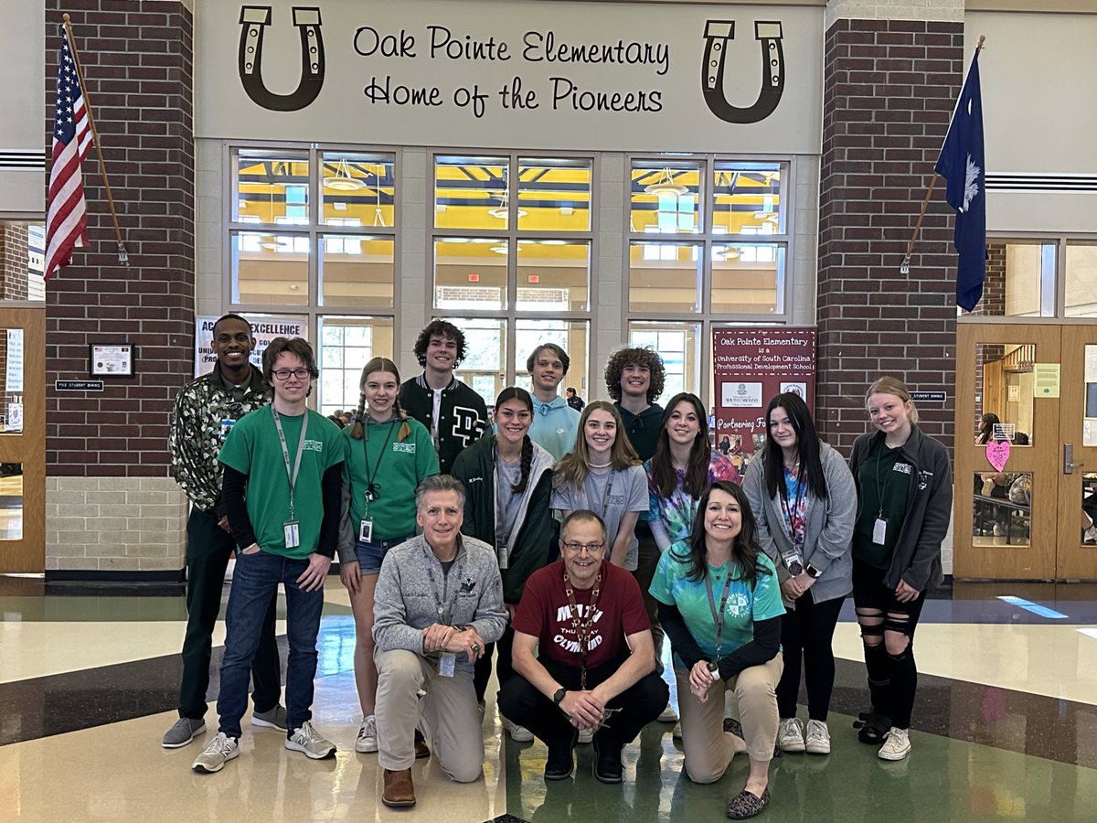 barrylindler's tweet image. Had a great morning at Oak Pointe Elementary with some of our #dfhsSTEM rockstars helping with the activities !  What a great group to work with! @dutchforkhigh @LexRich5Schools #d5heartwork