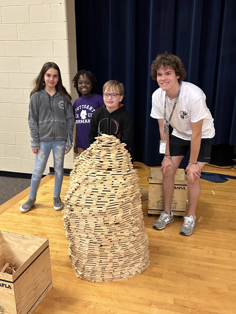 barrylindler's tweet image. Had a great morning at Oak Pointe Elementary with some of our #dfhsSTEM rockstars helping with the activities !  What a great group to work with! @dutchforkhigh @LexRich5Schools #d5heartwork