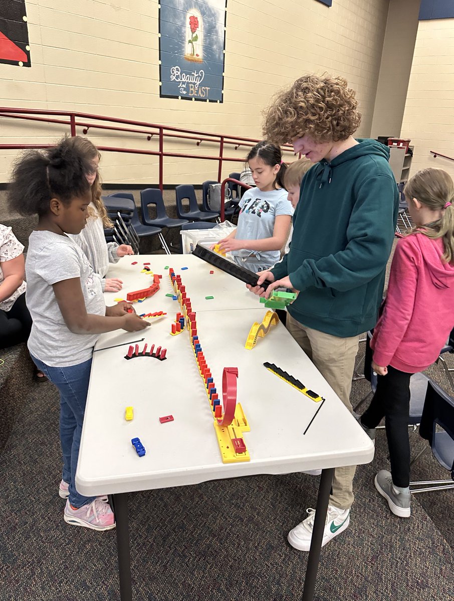 barrylindler's tweet image. Had a great morning at Oak Pointe Elementary with some of our #dfhsSTEM rockstars helping with the activities !  What a great group to work with! @dutchforkhigh @LexRich5Schools #d5heartwork