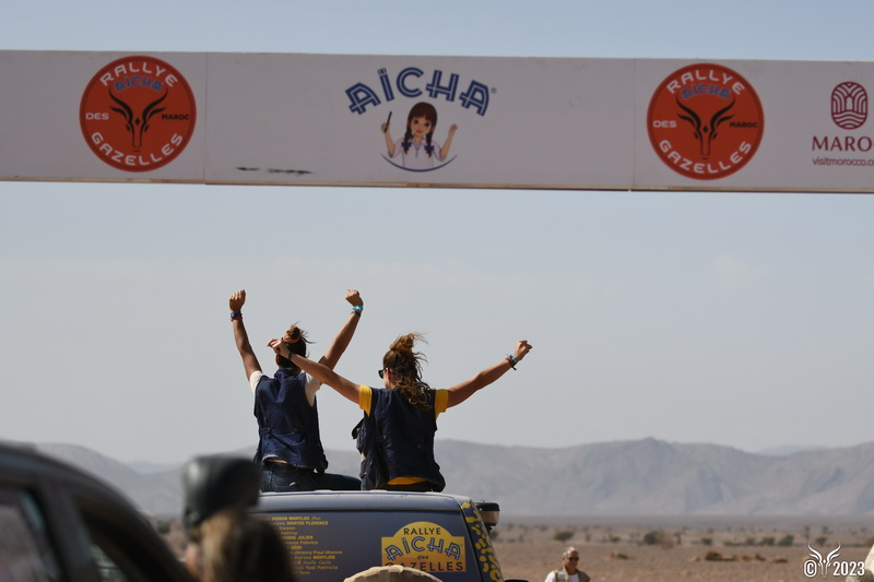 Rallye_Gazelles's tweet photo. Elles l'ont fait ! Larmes, rires, et cris de joie. Elles laissent éclater toutes ces émotions. Remplis de fierté, elles passent l'arche d'arrivée.
Envie de vivre cette aventure, faites une demande d'infos⤵️
https://t.co/wN20NDiSRq
#Gazelles2023 #JoinTheGazelles #RAG23 https://t.co/igd5mCdVHT