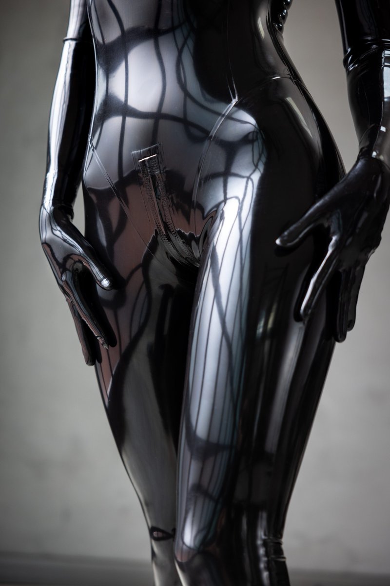 Shiny gym time with <a href="/reflectivelatex/">Reflective Desire</a>