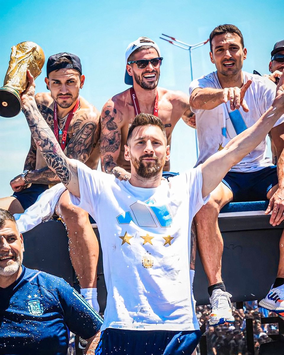 Para vos que sos hincha de <a href="/Argentina/">🇦🇷 Selección Argentina ⭐⭐⭐</a>: mirá qué regalito te traigo 🤩

dándole like o rt a este tweet estás participando por un par de entradas para ver a la selección en el Monumental 🎟️🎟️