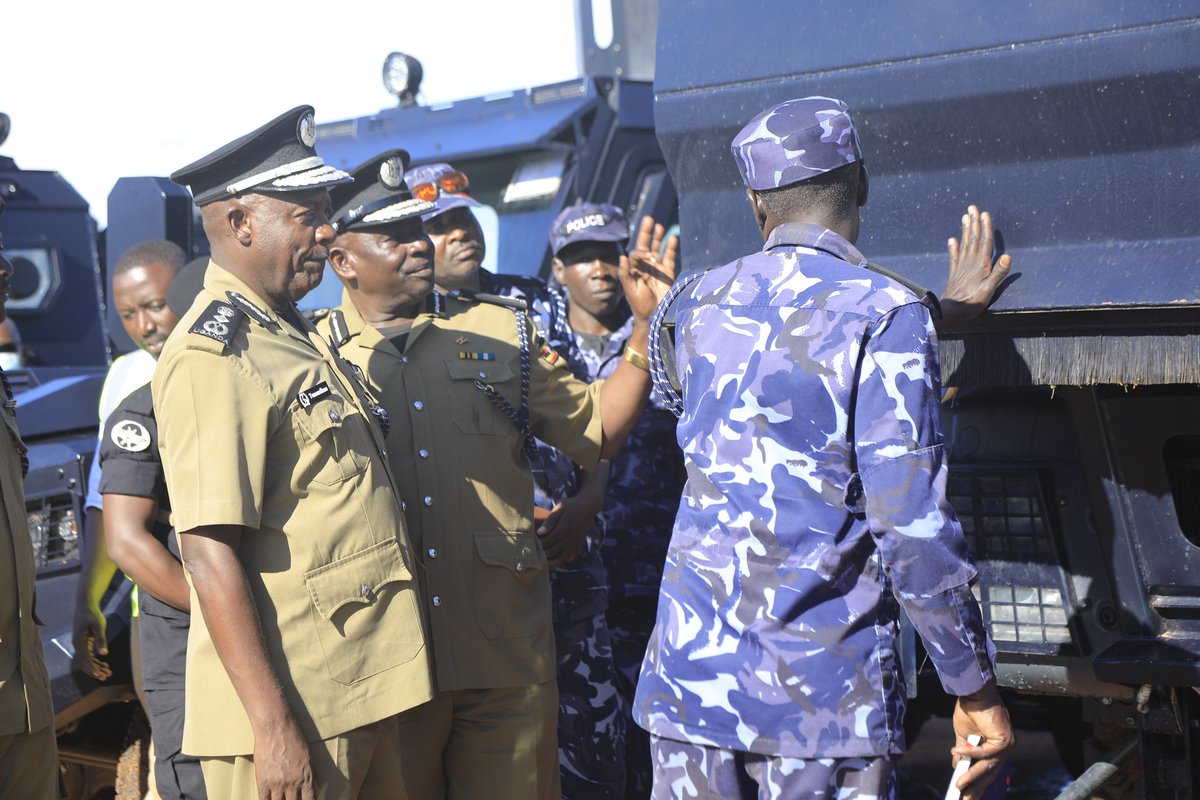 PoliceUg's tweet photo. The Uganda Police Force has today received improved classified anti riots Control Vehicles (RCVs) for Public Order Management and Armored Personnel Carriers (APCS) to address the emerging security challenges.
https://t.co/ZK3HDpdfGa https://t.co/xxCxwvoEnc
