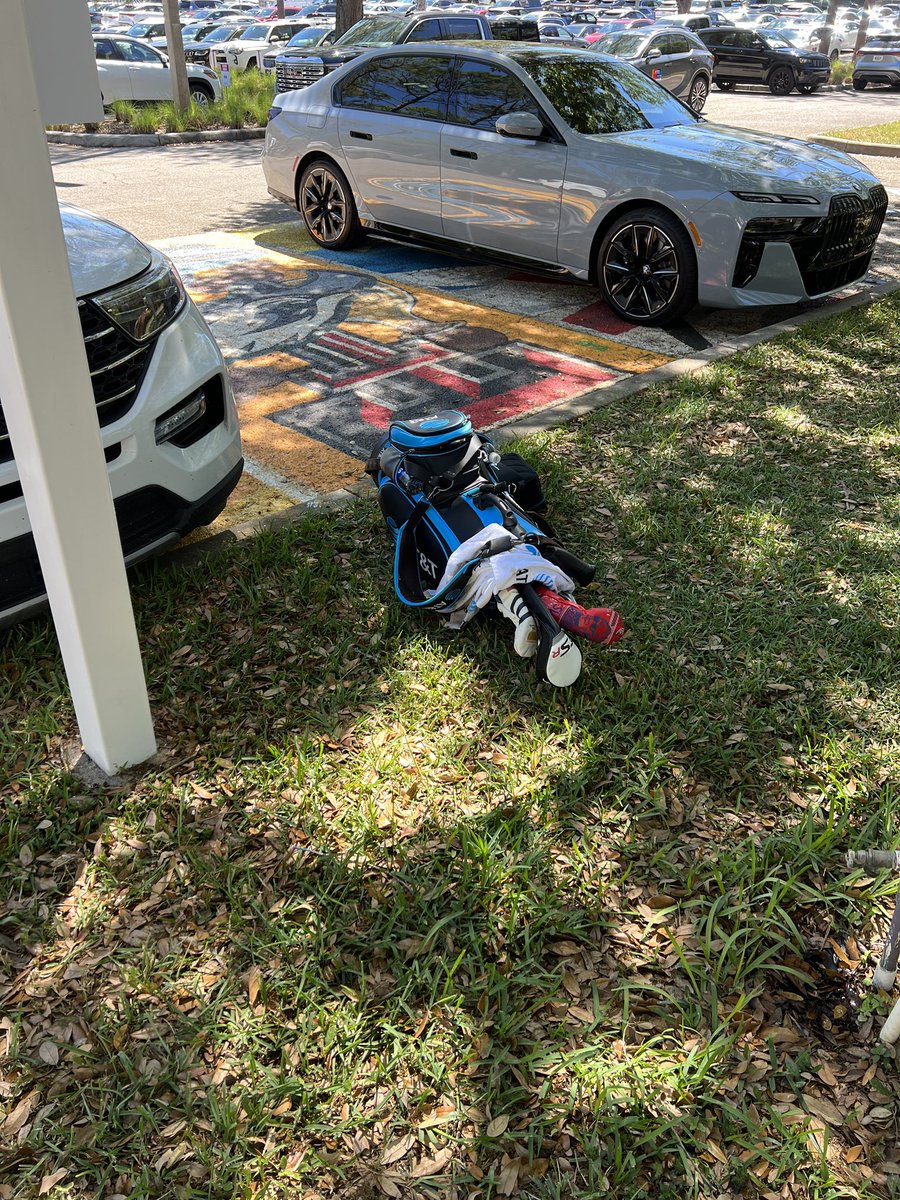 Mike_kim714's tweet photo. Someone just left these clubs on the ground next to the parking lot. I’ll throw it up for auction. What’s the best offer?? https://t.co/oWxeSEHQ48