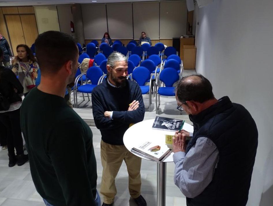 VOX_Albacete's tweet photo. 👉@Vox_Albacete estuvo presente en el acto celebrado en la Biblioteca pública con motivo de la presentación del libro "No tengas ninguna duda", del escritor albaceteño Miguel Garví.
📕Agradecemos su invitación y le deseamos todo el éxito y proyección posibles.
#autorlocal https://t.co/3Y6ZkI2B3k