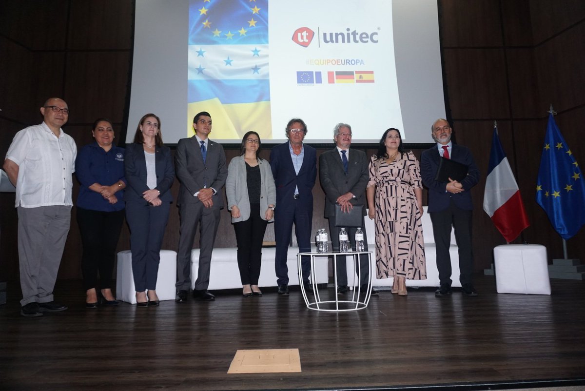 UEenHonduras's tweet photo. Fructífero encuentro entre los embajadores de la @UEenHonduras🇪🇺, @EmbaFrancia_Teg🇫🇷, @AlemaniaenHN🇩🇪, alumnos, alumnas y docentes de @UNITEC_hn en #SanPedroSula🇭🇳. Abordamos preguntas y conversamos sobre el impacto de la invasión rusa a Ucrania🇺🇦. #StandWithUkraine https://t.co/BvCpjWdF1J
