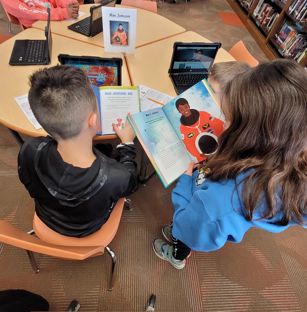 CC_MS_Library's tweet image. Mrs. Sheehan&apos;s class came to the library to do a mini-research project for Women&apos;s History Month! 
#womenshistorymonth @CCCSD_MS